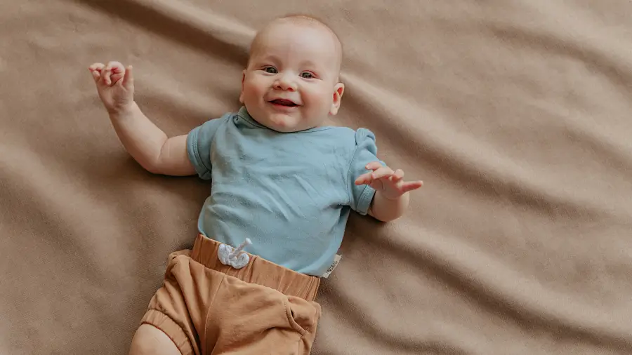 Ein Baby liegt mit Bio-Body im Bett und freut sich