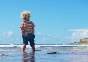Sonnencreme-für-Kinder-im-Test-am-Meer