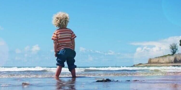 Sonnencreme-für-Kinder-im-Test-am-Meer