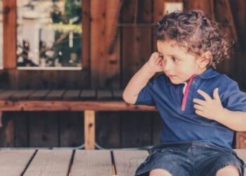 kind-mit-ohrenschmerzen-tipps-zur-behandlung-von-mittelohrentzündung