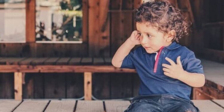 kind-mit-ohrenschmerzen-tipps-zur-behandlung-von-mittelohrentzündung