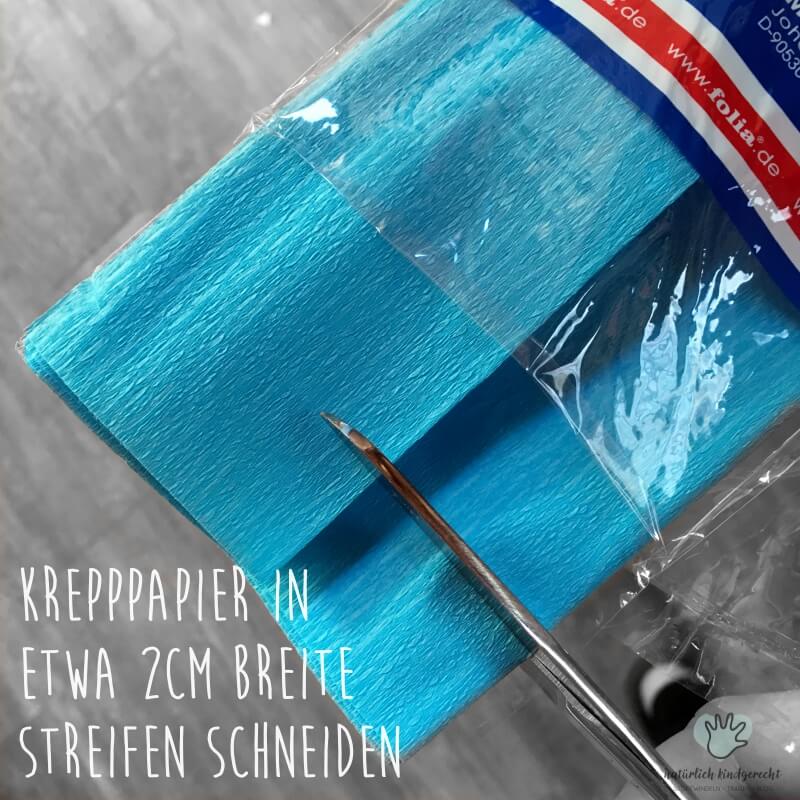 Ostereier färben mit Kindern Krepppapier Kind basteln Idee DIY Ostern Bastelidee Osterfest Elternblog Südtirol Tipps für Eltern Suedtirol Elternportal