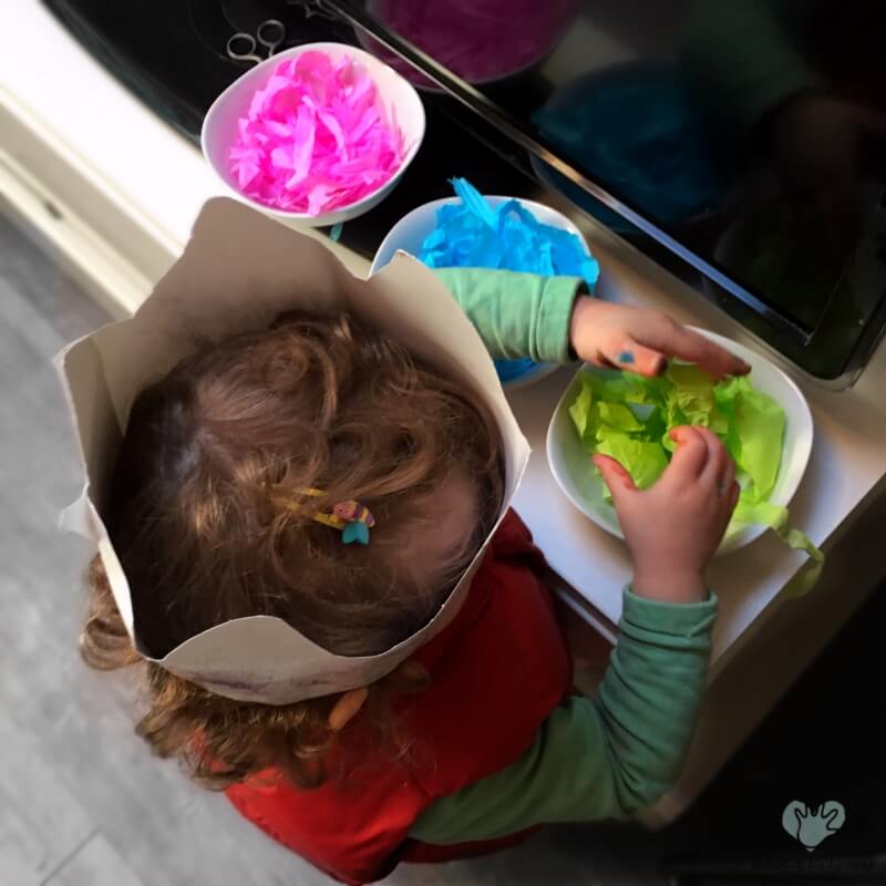 Ostereier färben mit Kindern Krepppapier Kind basteln Idee DIY Ostern Bastelidee Osterfest Elternblog Südtirol Tipps für Eltern Suedtirol Elternportal