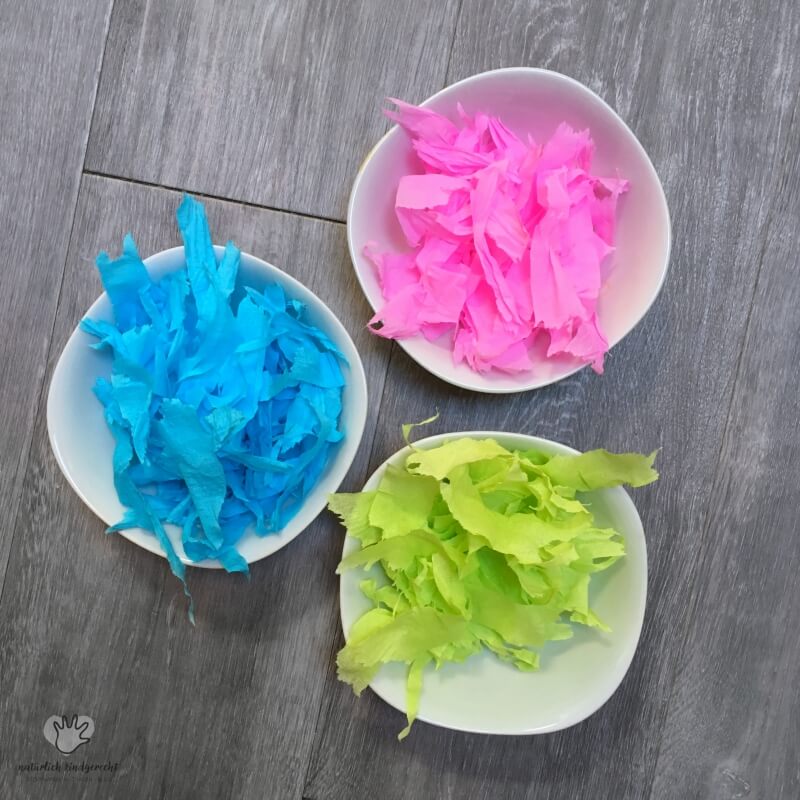 Ostereier färben mit Kindern Krepppapier Kind basteln Idee DIY Ostern Bastelidee Osterfest Elternblog Südtirol Tipps für Eltern Suedtirol Elternportal