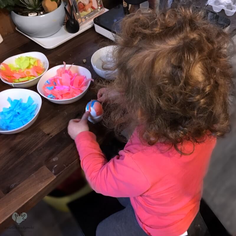 Ostereier färben mit Kindern Krepppapier Kind basteln Idee DIY Ostern Bastelidee Osterfest Elternblog Südtirol Tipps für Eltern Suedtirol Elternportal