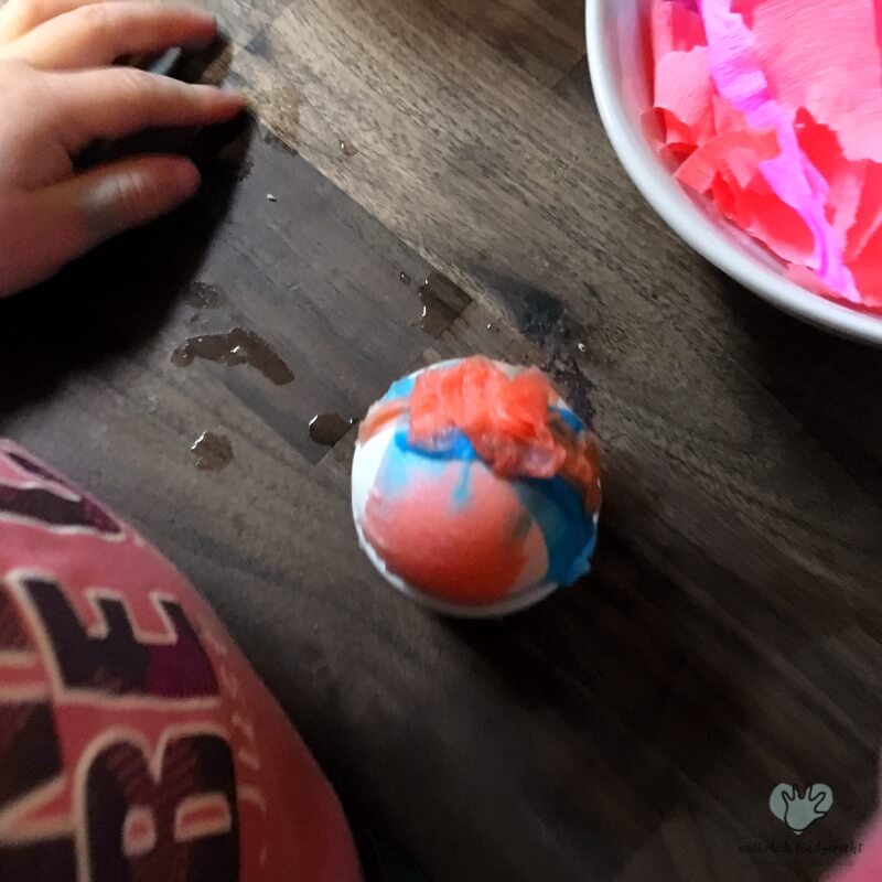 Ostereier färben mit Kindern Krepppapier Kind basteln Idee DIY Ostern Bastelidee Osterfest Elternblog Südtirol Tipps für Eltern Suedtirol Elternportal