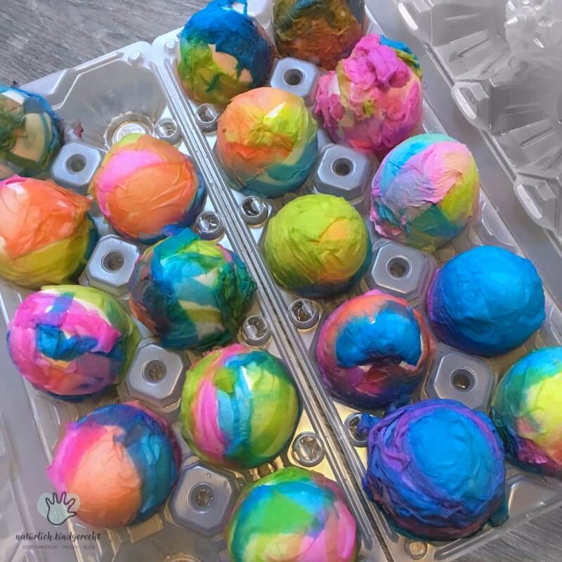 Ostereier färben mit Kindern Krepppapier Kind basteln Idee DIY Ostern Bastelidee Osterfest Elternblog Südtirol Tipps für Eltern Suedtirol Elternportal