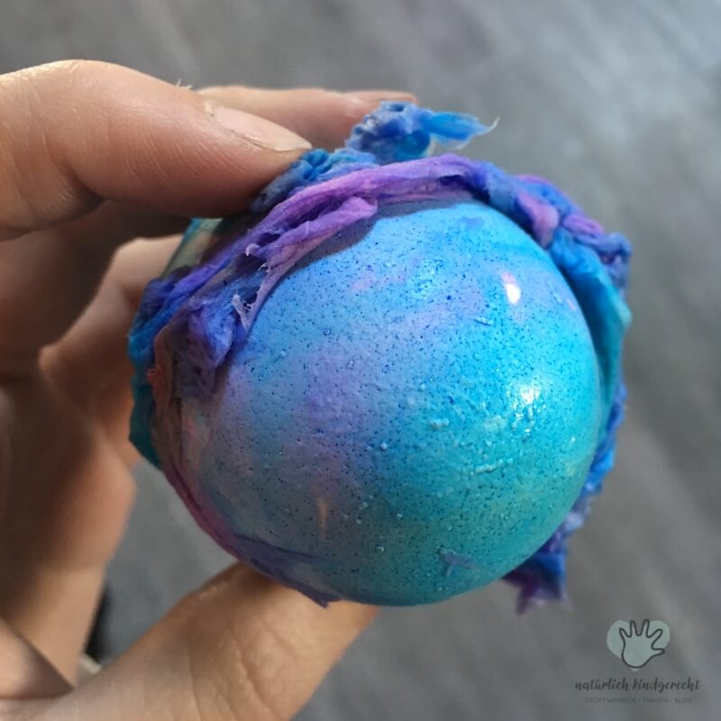 Ostereier färben mit Kindern Krepppapier Kind basteln Idee DIY Ostern Bastelidee Osterfest Elternblog Südtirol Tipps für Eltern Suedtirol Elternportal