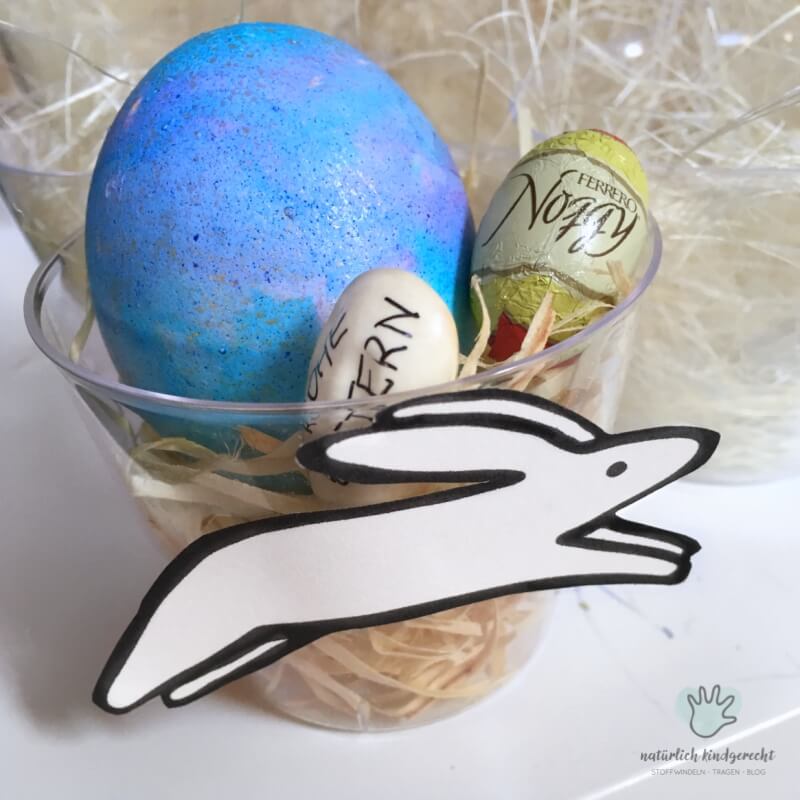 Ostereier färben mit Kindern Krepppapier Kind basteln Idee DIY Ostern Bastelidee Osterfest Elternblog Südtirol Tipps für Eltern Suedtirol Elternportal
