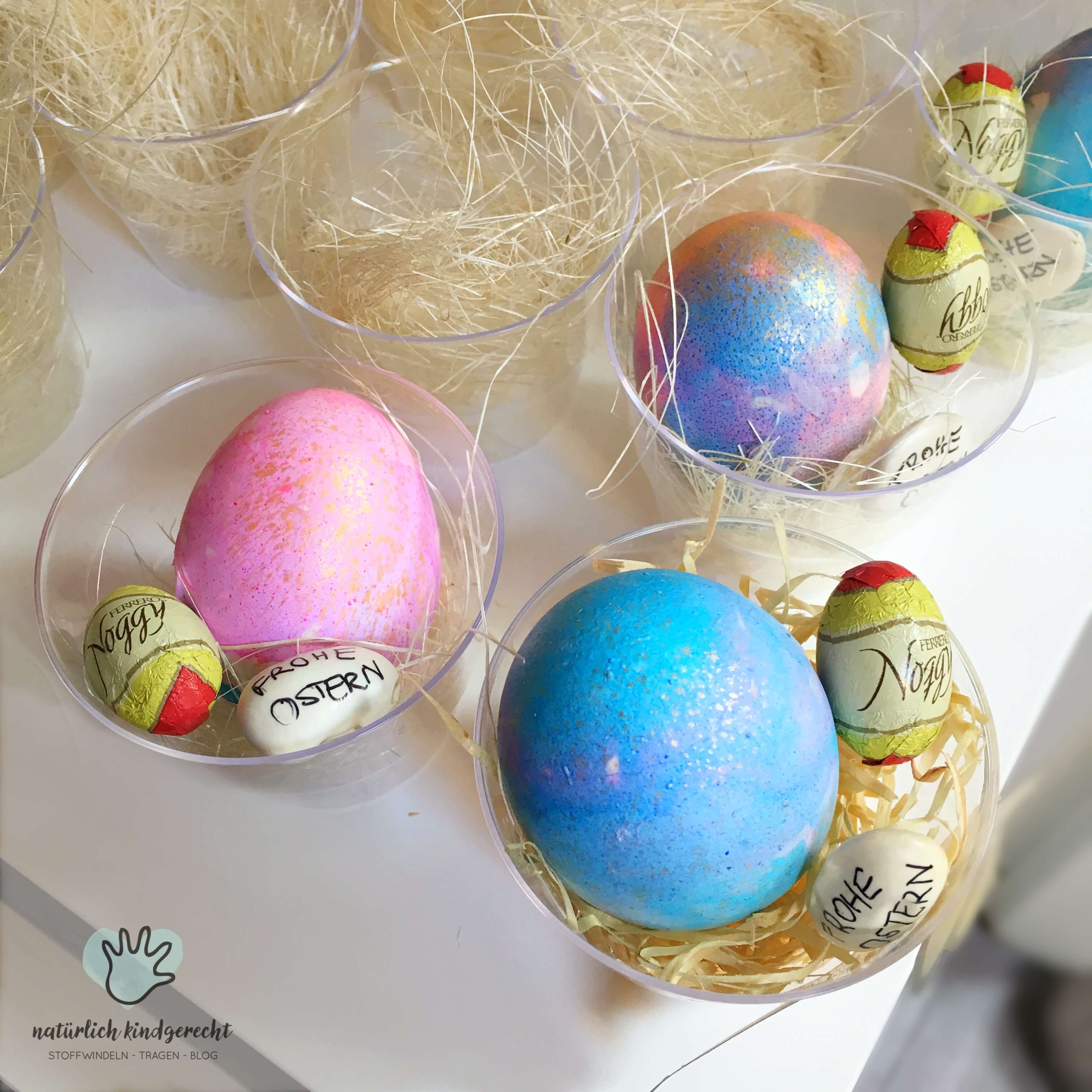Ostereier färben mit Kindern Krepppapier Kind basteln Idee DIY Ostern Bastelidee Osterfest Elternblog Südtirol Tipps für Eltern Suedtirol Elternportal