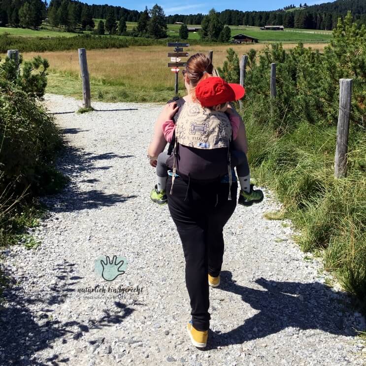 Babytragen Tragehilfe Onbuhimo Villanderer Alm wandern Familie mit Kind Wandertipps Silvia Rabensteiner Elternblog Wandertipps Empehlung Wanderwege Rundwege Kinder Familie Kind Südtirol Wanderwege Wanderzwerge Suedtirol