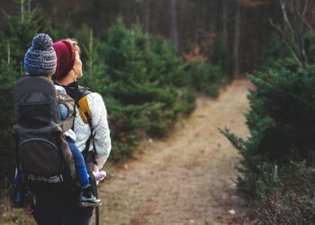 Tragen-in-der-Kraxe-Wandern-mit-Kind-Tragehilfe-wandern