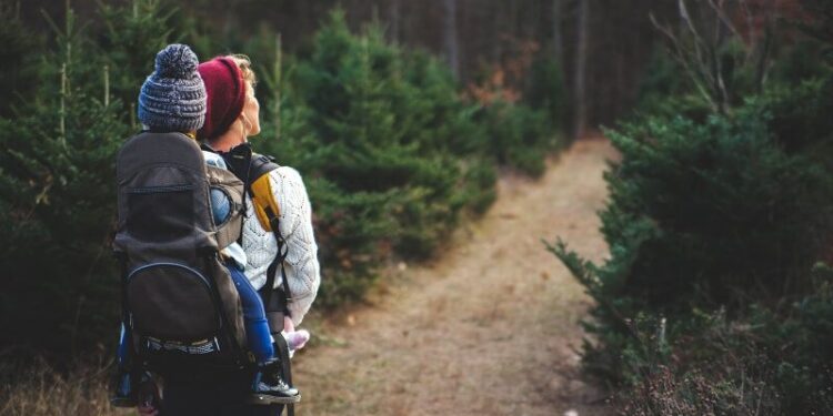 Tragen-in-der-Kraxe-Wandern-mit-Kind-Tragehilfe-wandern