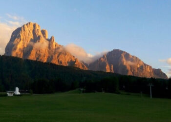 Langkofel Plattkofel Gröden Monte Pana Ausblick Sonnenuntergang in den Bergen Familienurlaub in Gröden Suite Sporthotel Monte Pana Urlaub mit der Familie Tipp Empfehlung Hotel in Gröden Monte Pana Familienurlaub Tipp Südtirol Groeden Ferien in Suedtirol