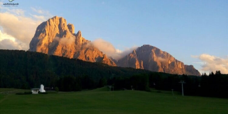 Langkofel Plattkofel Gröden Monte Pana Ausblick Sonnenuntergang in den Bergen Familienurlaub in Gröden Suite Sporthotel Monte Pana Urlaub mit der Familie Tipp Empfehlung Hotel in Gröden Monte Pana Familienurlaub Tipp Südtirol Groeden Ferien in Suedtirol