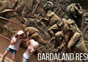 Zwei Kinder vor einer Dinosaurier-Wand in Gardaland