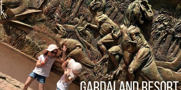 Zwei Kinder vor einer Dinosaurier-Wand in Gardaland