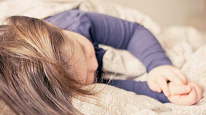 fiebersenkender Wadenwickel und Waschungen bei Kindern