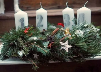 Ein Adventskranz mit vier Kerzen auf dem Tisch