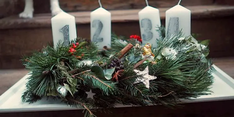 Ein Adventskranz mit vier Kerzen auf dem Tisch
