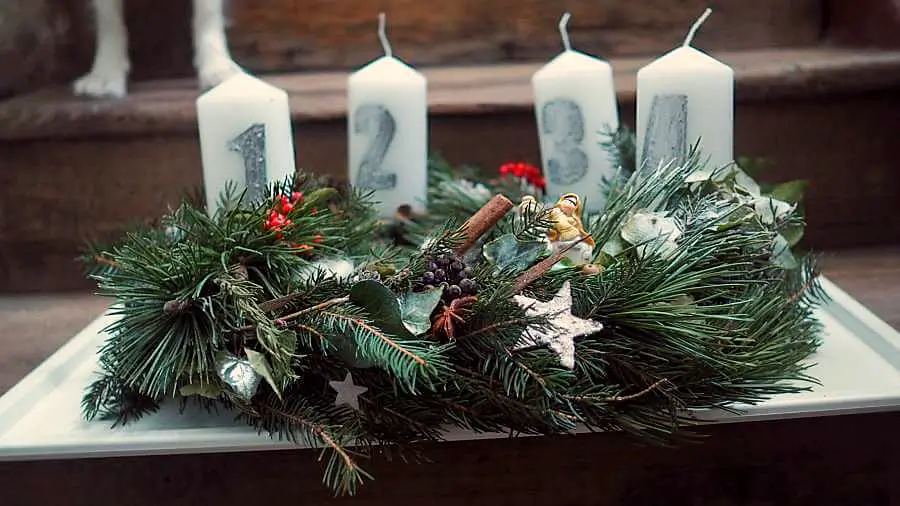 Ein Adventskranz mit vier Kerzen auf dem Tisch