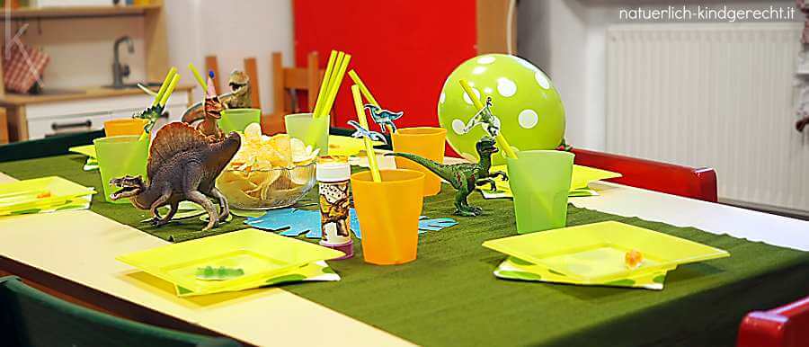 Dinoparty Kindergeburtstag Tischdeko Mottoidee Dinosaurier