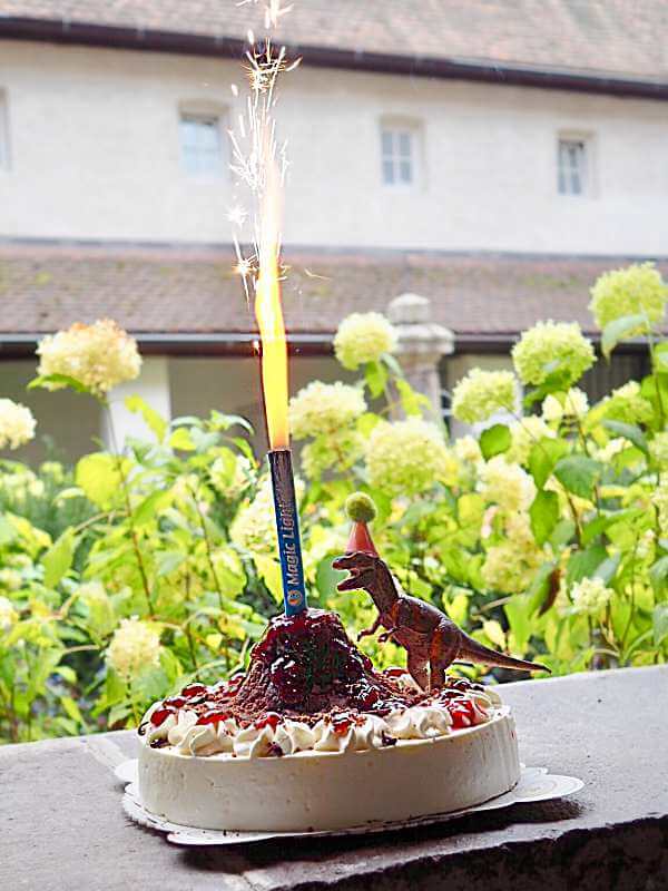 Dinosaurier Geburtstagskuchen Lavakuchen mit Fontäne