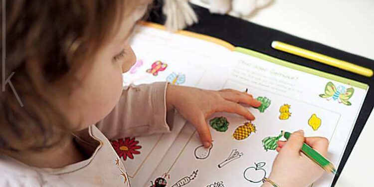 So motivierst du dein Kind zu den Hausaufgaben