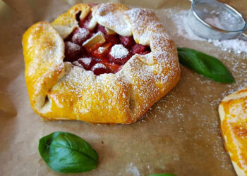 Erdbeer-Rhabarber-Galette