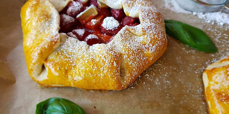 Erdbeer-Rhabarber-Galette