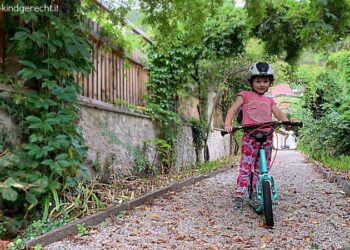 Kinderroller-fahren-auf-jedem-Untergrund