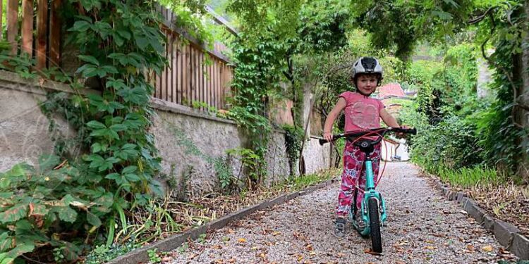Kinderroller-fahren-auf-jedem-Untergrund