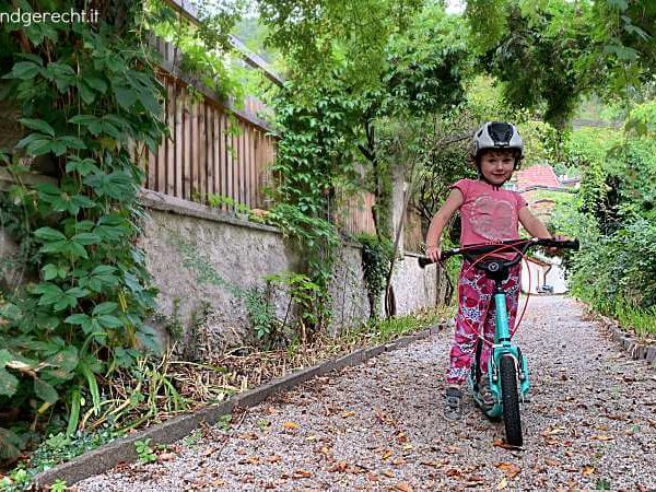 Kinderroller-fahren-auf-jedem-Untergrund