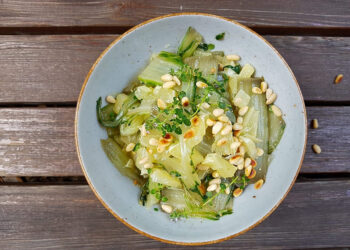 Rezeptidee Rezepte aus Südtirol Mangoldstiele mit Zitronensalat und gerösteten Pinienkernen