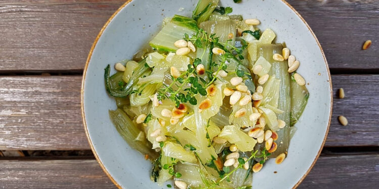 Rezeptidee Rezepte aus Südtirol Mangoldstiele mit Zitronensalat und gerösteten Pinienkernen