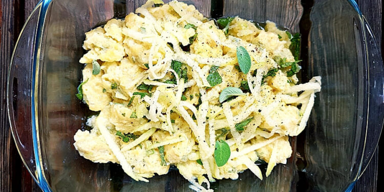 Salbeispätzle mit Apfel