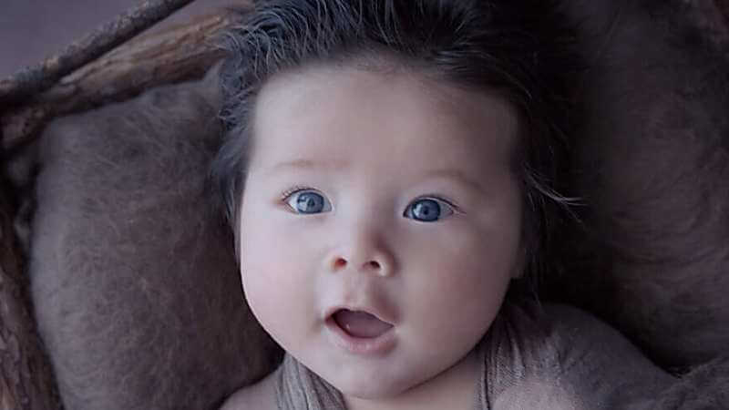Baby mit Fieber und Erkältung