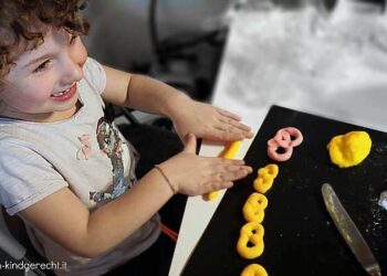 Mädchen bastelt mit ungifter essbarer und selbstgemachter Knete