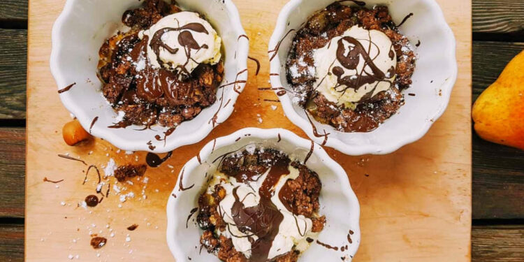 Birnen-Schoko-Crumble mit Vanilleeis