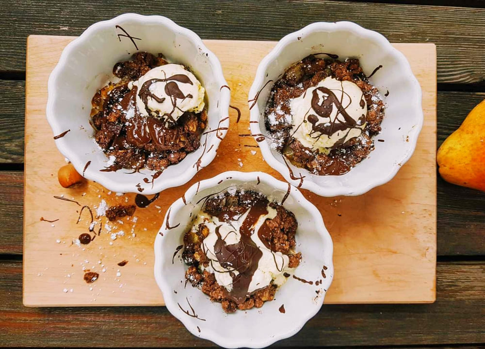 Birnen-Schoko-Crumble mit Vanilleeis