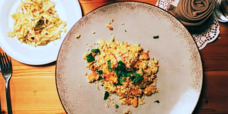 Knuspriger Zimtbulgur mit geröstetem Kürbis und Speck