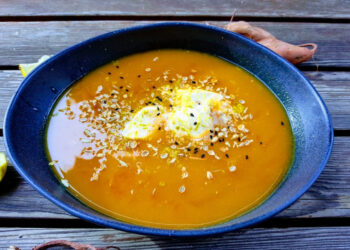 Süßkartoffelsuppe mit Currysahne und Limette