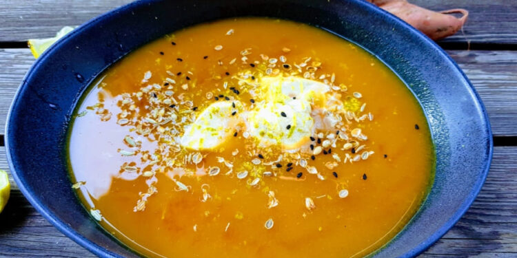 Süßkartoffelsuppe mit Currysahne und Limette