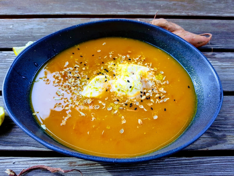 Süßkartoffelsuppe mit Currysahne und Limette