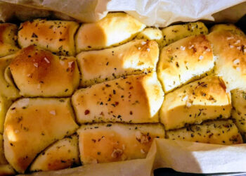 Zupfbrot mit Knoblauch und Zitrone