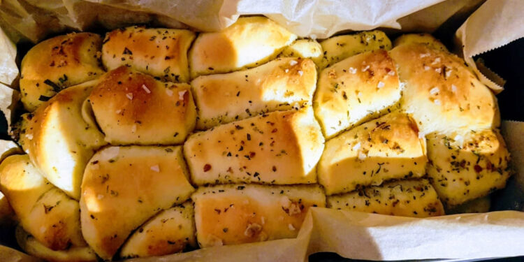 Zupfbrot mit Knoblauch und Zitrone