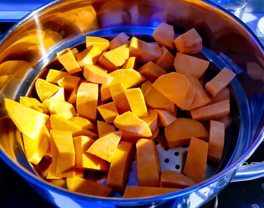 Süßkartoffelwürfel im Dampfgarer