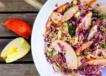 Bunter Wintersalat mit Apfel, Blaukraut, Weißkohl und geröstetem Buchweizen