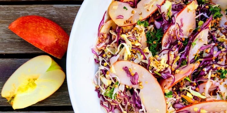 Bunter Wintersalat mit Apfel, Blaukraut, Weißkohl und geröstetem Buchweizen