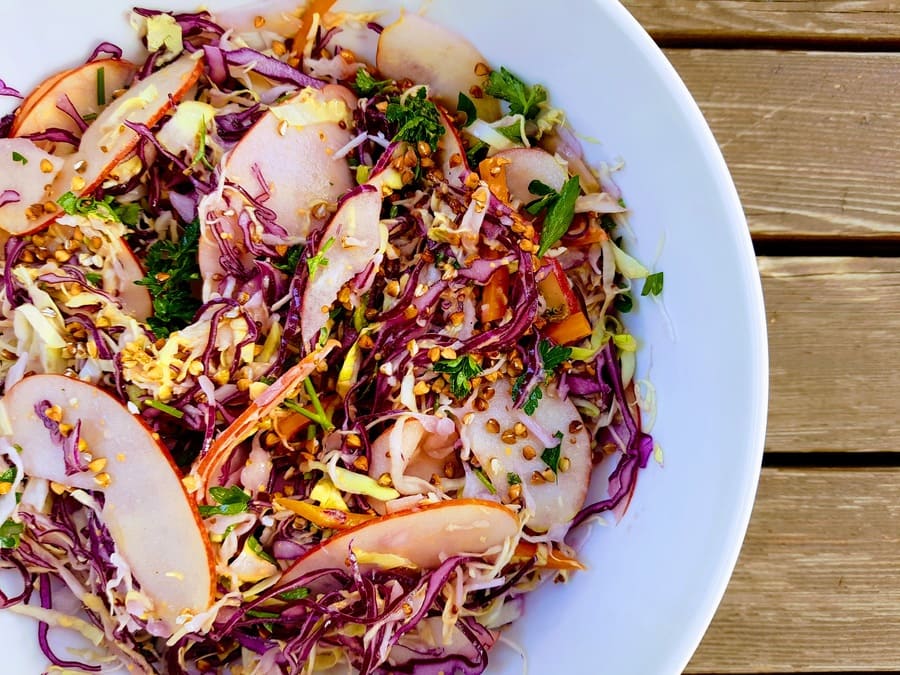Wintersalat mit Orangendressing, Apfel, Blaukraut